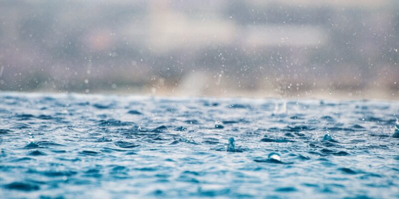 closeup photography of water drops on body of water